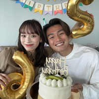 サッカー日本代表・上田綺世選手&由布菜月、結婚3周年密着2ショット公開「ラブラブなのが伝わってくる」「幸せのお裾分けありがとう」と反響 画像