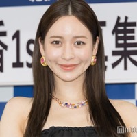 野崎萌香、結婚予定に言及 大胆スリットからSEXY美脚披露【jealousy】 画像