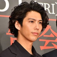 賀来賢人、スーツ姿のお茶目な爆笑SHOTに反響「かっこいいー!!!」「笑顔素敵」 画像