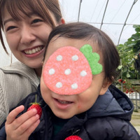 尾崎里紗アナ、息子と笑顔でパシャリ!人生初のいちご狩りに大興奮「テンション爆上がりの親子笑」 画像