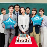 広瀬アリス&Snow Man渡辺翔太ら、木村佳乃へバースデーサプライズ プレゼント&ケーキで祝福【なんで私が神説教】 画像
