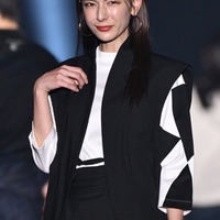 スザンヌ、地元・熊本で約10年ぶり「TGC」ランウェイ 赤リップ姿でモードなオーラ【TGC熊本2025】 画像