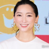 杏、誕生日迎えバースデーケーキショット公開 意外な人物の“アクスタ”登場「2度見した」「笑っちゃいました」と反響 画像