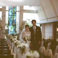 鈴木亮平&有村架純、挙式衣装で肩寄せ合う 鈴鹿央士撮影の現場写真解禁【花まんま】 画像