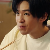Snow Man目黒蓮、繊細な表情演技に現場圧倒 定食屋カウンター席で撮影「新鮮で楽しい」 画像