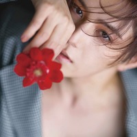 Hey! Say! JUMP山田涼介“THE 自発光ビューティ”体現 小田切ヒロと初セッションで「VOCE」SPECIAL版表紙飾る 画像