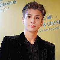 岩田剛典、久々インスタ更新!花束を持った笑顔SHOTに反響「髪の毛少し伸びたね」「かっこよすぎる」 画像
