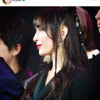 「パーフェクト」浜崎あゆみ、艶やかな暗髪×赤リップが映えるブラック衣装SHOTに反響「貫禄もオーラも抜群」 画像