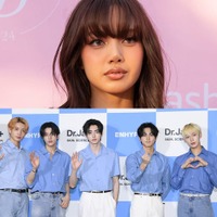 BLACKPINKリサ&ENHYPEN「コーチェラ」集合ショット「身長差最高」「姫を守るボディガード」と反響 画像