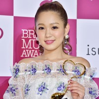 西野カナ、美脚にファン釘付け「スタイル抜群」「メガネ姿も新鮮」 画像