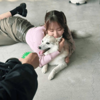 譜久村聖、愛犬をぎゅっと抱きしめたキュートSHOTにファン悶絶「可愛すぎる」「仲良しだね」 画像