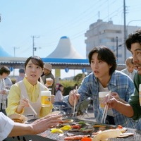 山崎賢人・上白石萌音・坂口憲二・西島秀俊、新CMで息ぴったり BBQでビール堪能 画像