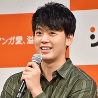 「スタイル良すぎ」竹内涼真、自然体な笑顔あふれる“竹内写真部”SHOTに反響「安定のカッコ良さ」 画像