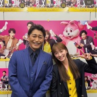 川栄李奈『ダメマネ』共演の安田顕とパシャリ!笑顔SHOTに反響「見惚れてしまいます」「素敵なショット」 画像
