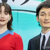 のん、スラリ美脚際立つ穴開きスカートで登場 草なぎ剛からの“オファー”に驚き【新幹線大爆破】 画像