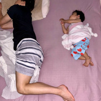 おばたのお兄さん、1歳息子との“シンクロ寝相”SHOTに反響「微笑ましい」「なんでこんなに似ちゃうんですかね」 画像