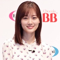 山下美月、野外でのリラックスSHOTに「彼女感強すぎます!!」「かわいすぎる」と反響 画像