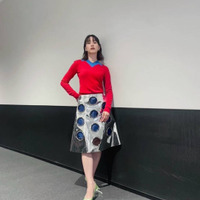 のん、ほっそり美脚を見せた個性派“新幹線コーデ”に絶賛の声「めっちゃ可愛い」「お綺麗」 画像