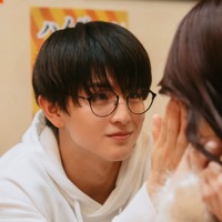 【年下童貞くんに翻弄されてます 第1話】花恋(森香澄)、帝都(柏木悠)らとの飲み会で泥酔 ホテルで目覚ます 画像