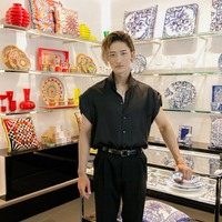 Snow Man岩本照、腕出しシャツ姿で魅了「メンバーとお酒片手に大人の食事などもいいかな」 画像