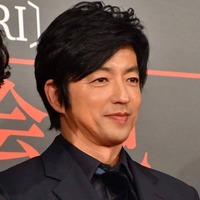 「大人の色気」大沢たかお、胸元チラリの白ジャケットコーデにファンうっとり「最高にカッコイイ」「眼福」 画像