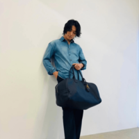 「スタイルが良すぎる」山崎賢人、デニムシャツ×黒パンツのシンプルコーデに反響「めっちゃかっこいい」 画像
