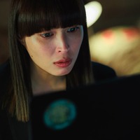 「なんで私が神説教」一瞬登場した「SEE」に注目 初回ラストとの繋がりに「辻褄が合う」「気になりすぎる」と考察加速 画像