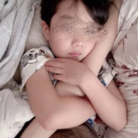 第5子妊娠中の辻希美、三男に腕をぎゅっと掴まれたほっこりSHOTを公開「休みの日の朝の図」 画像