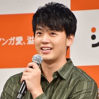 竹内涼真、32歳の誕生日を報告!笑顔のモノクロSHOTに反響「32歳も色気ダダ漏れ」「かっこよすぎる」 画像