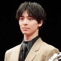 高杉真宙、ブラックスーツを着こなした大人の魅力SHOTに反響「好きが増す」「クラクラするほど素敵」 画像