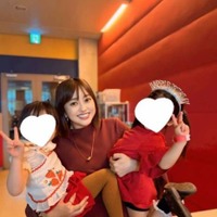 菊地亜美、子ども2人だっこしたパワフルSHOTに反響「力持ち!」「笑顔が素敵です」 画像