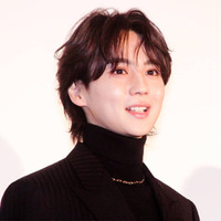 THE RAMPAGE吉野北人、海辺での笑顔SHOTに反響「オフ感ある」「最高に可愛い」 画像