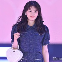 香音、美太もも全開セットアップ姿 ハートバッグ&編み込みヘアで甘さプラス【GirlsAward 2025SS】 画像