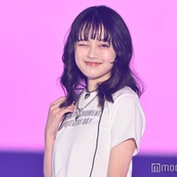 上坂樹里、シルバーチェーンが新鮮 白T×デニムのシンプルコーデ【GirlsAward 2025SS】 画像