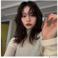 第1子出産の横田ひかる、子供との花見散歩ショットで美ウエスト披露「圧巻スタイル」「すっかりママの顔」の声 画像