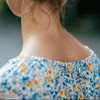 更年期の「肩こり」が顔のたるみの原因に!? 老け見えを防ぐ「ほぐしケア」とは 画像