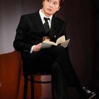 田中圭、主演舞台開幕「陽気な幽霊」初日レポート&写真公開 画像