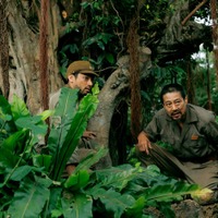 堤真一&山田裕貴、極限状態の実話に思い滲ませる「木の上の軍隊」“兵士2人”の真実公開 画像