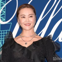 観月ありさ、芸能活動44周年に感謝 美脚ショット公開に反響「いつまでも綺麗」「絵になる」 画像
