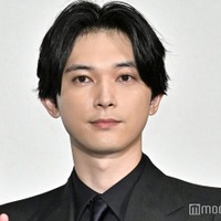 吉沢亮、髭&サングラスショットが話題「大人の色気」「オフでもかっこいい」 画像
