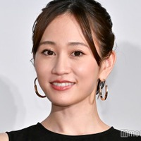 前田敦子、美ウエスト&デコルテ披露の私服ショット公開「着こなしオシャレ」「憧れのスタイル」と反響 画像