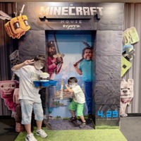 第5子妊娠中の辻希美、次男&三男と映画館へ!『マイクラ』映画に感動「私でも楽しめました」 画像
