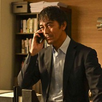 「キャスター」ラスト1分、進藤(阿部寛)の過去とは 初回冒頭シーンとの繋がりに「きつそう」「視線が冷たい」の声 画像