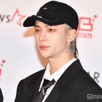 Stray Kidsヒョンジン、ベッドで寝そべり&逞しい筋肉チラリ オフショット公開に「ギャップの振り幅がすごい」「可愛すぎて頭が混乱」の声 画像