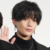 八木勇征、メガネ姿の上目遣いSHOTにファン悶絶「かわいすぎて大天才」「ビジュいい」 画像