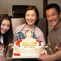 鈴木京香、誕生日サプライズに笑顔 家族役の内野聖陽&吉川愛が祝福【PJ ~航空救難団~】 画像
