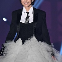 賀来千香子、シークレットゲストで「TGC teen」初登場 ゴージャス衣装でランウェイ「ちょっとクセになるかも」【TGC teen ICHINOSEKI 2025】 画像