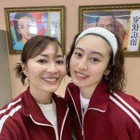 新山千春、18歳長女と“すっぴん”でパシャリ!美人親子SHOTに「かわいい」「超綺麗」の声 画像