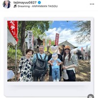 手島優、両親も交えて地元のお祭りへ!家族集合SHOTを公開「みんなが笑顔で良い日でした」 画像