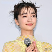見上愛、個性派衣装から美脚スラリ「着こなしが素敵」「オーラがすごい」の声 画像